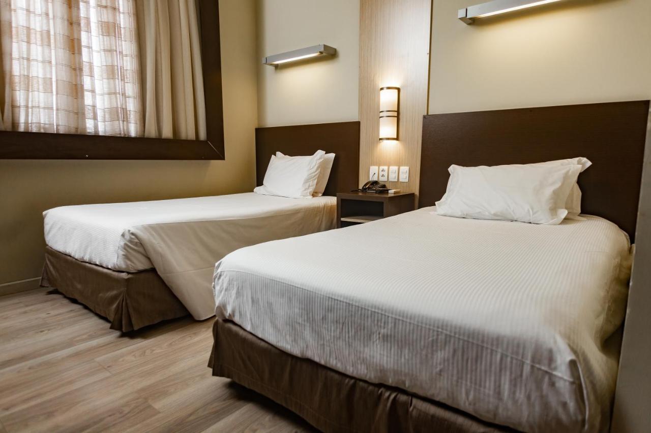 Quarto Econômico com 2 Camas de Solteiro