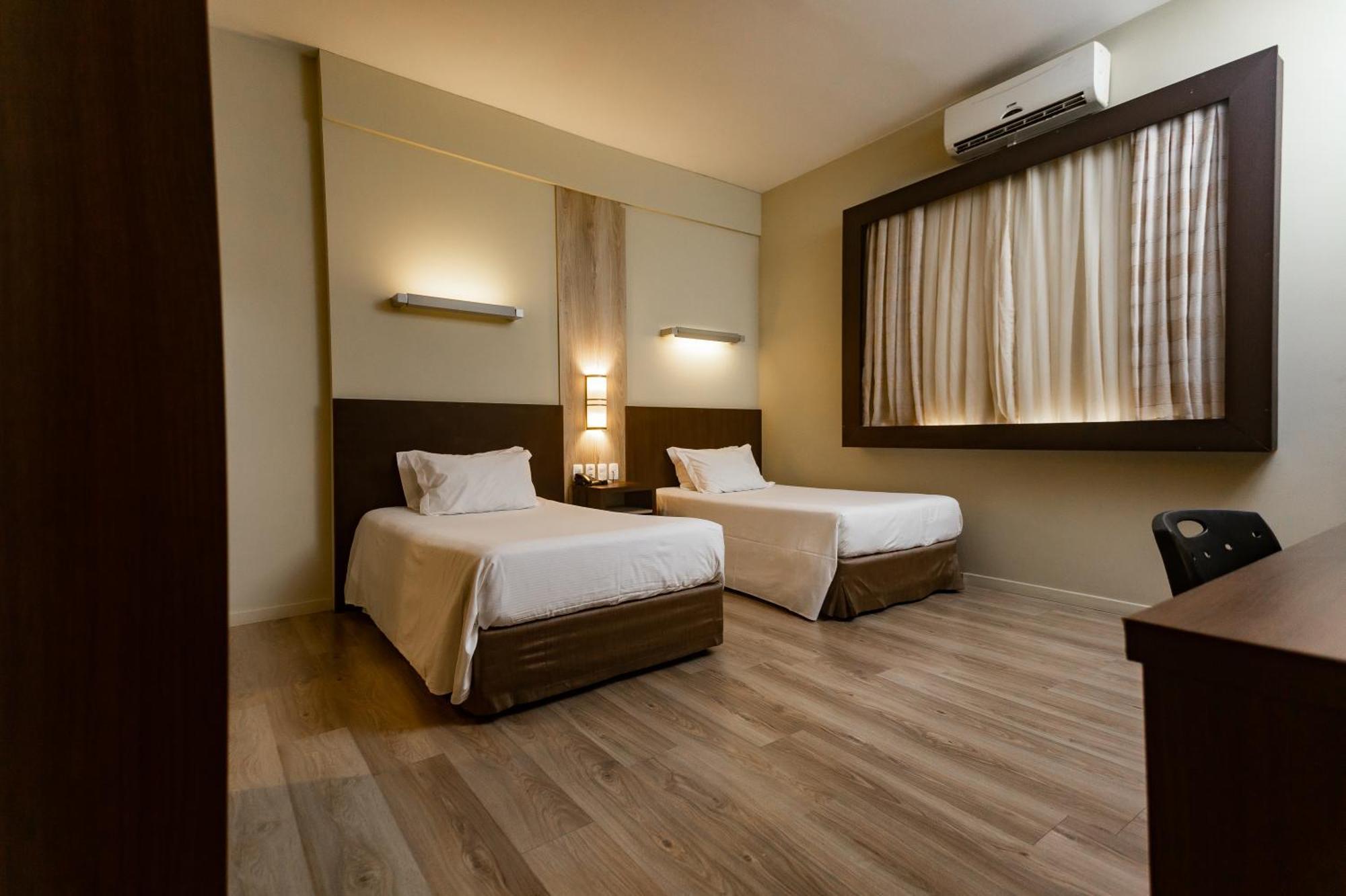 Quarto Clássico com 2 Camas de Solteiro